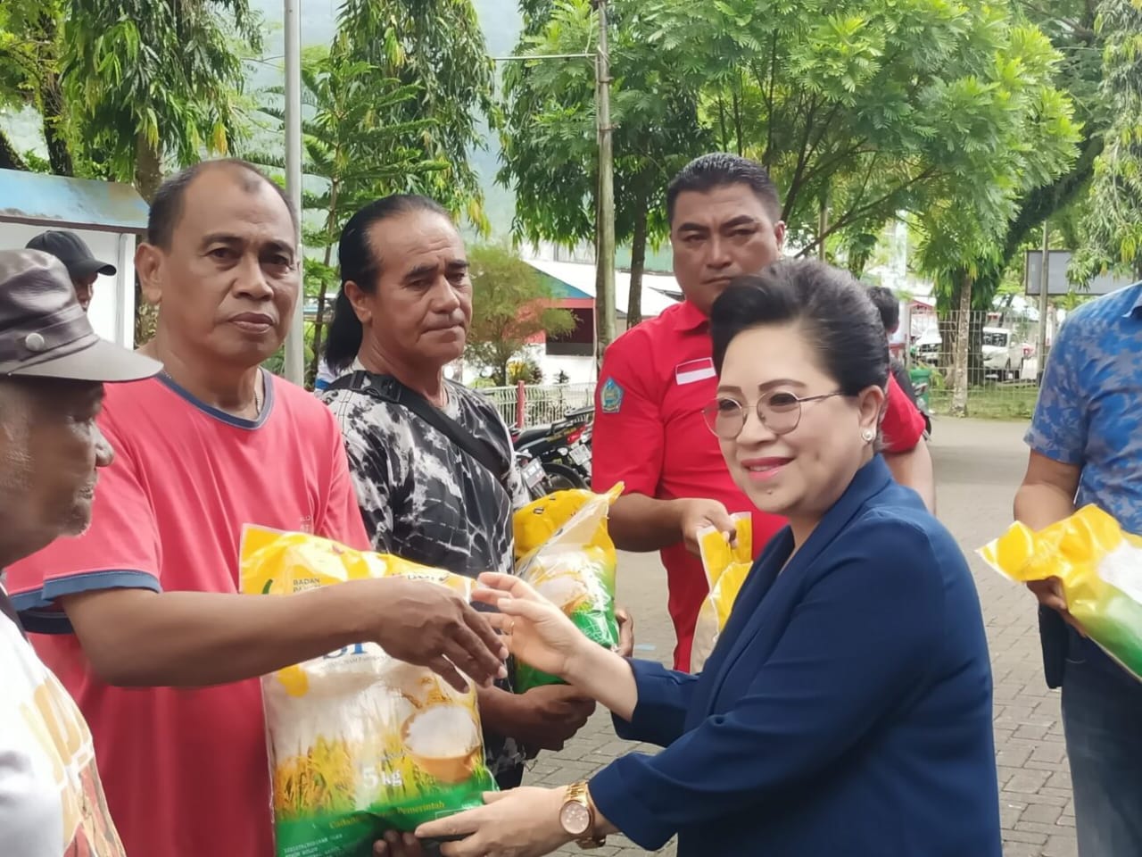 Hari Buruh, Tamuntuan Bagikan Beras Kepada Ratusan Buruh Pelabuhan Nusantara Tahuna