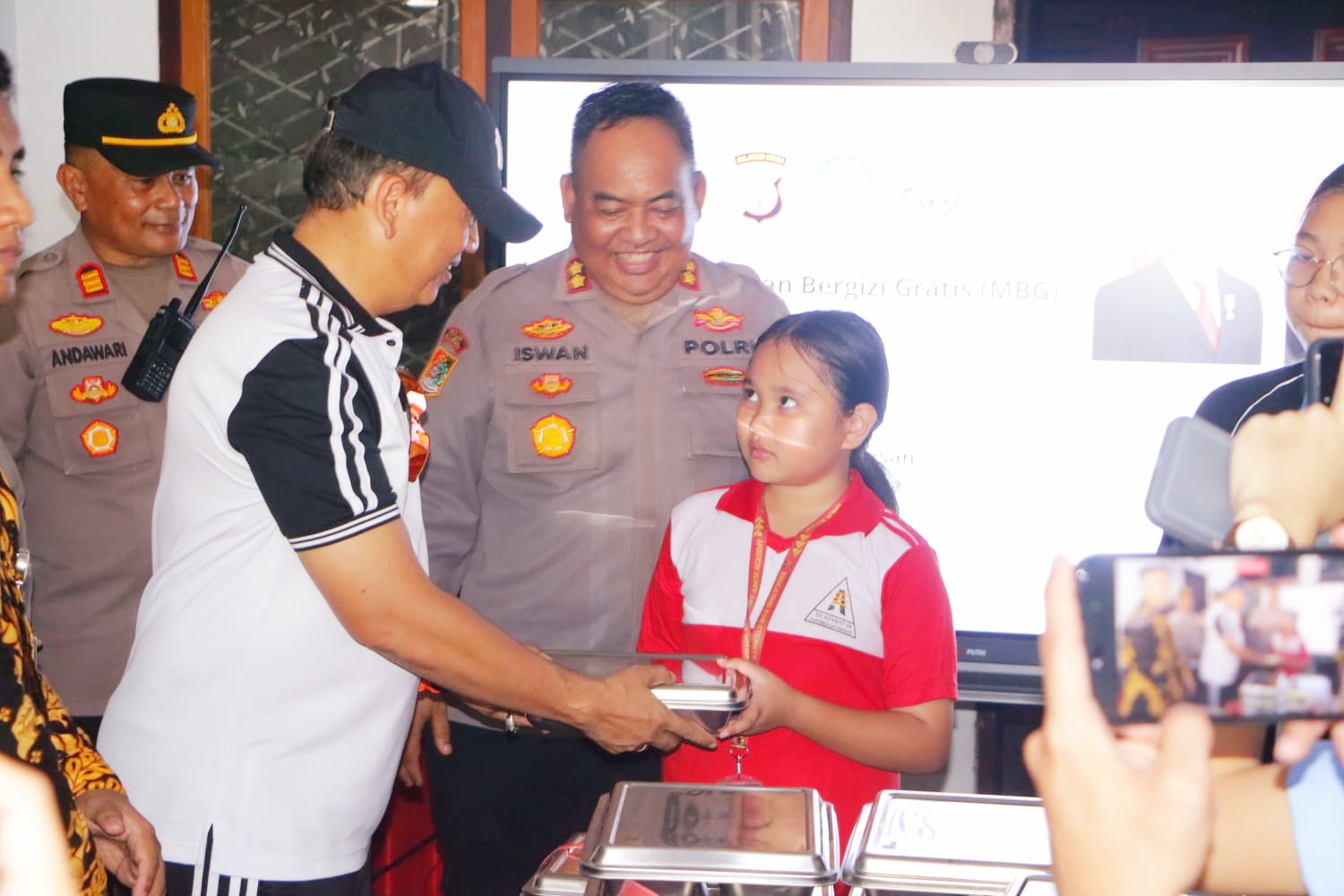 Polda Sulut Lakukan Uji Coba Perdana, Distribusikan 332 Porsi MBG Ke Dua Sekolah