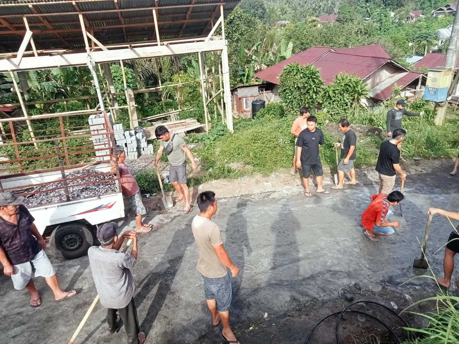 Kuntua Desa Elusan Pimpin Warga Gotong Royong Perbaiki Jalan Desa Berlubang