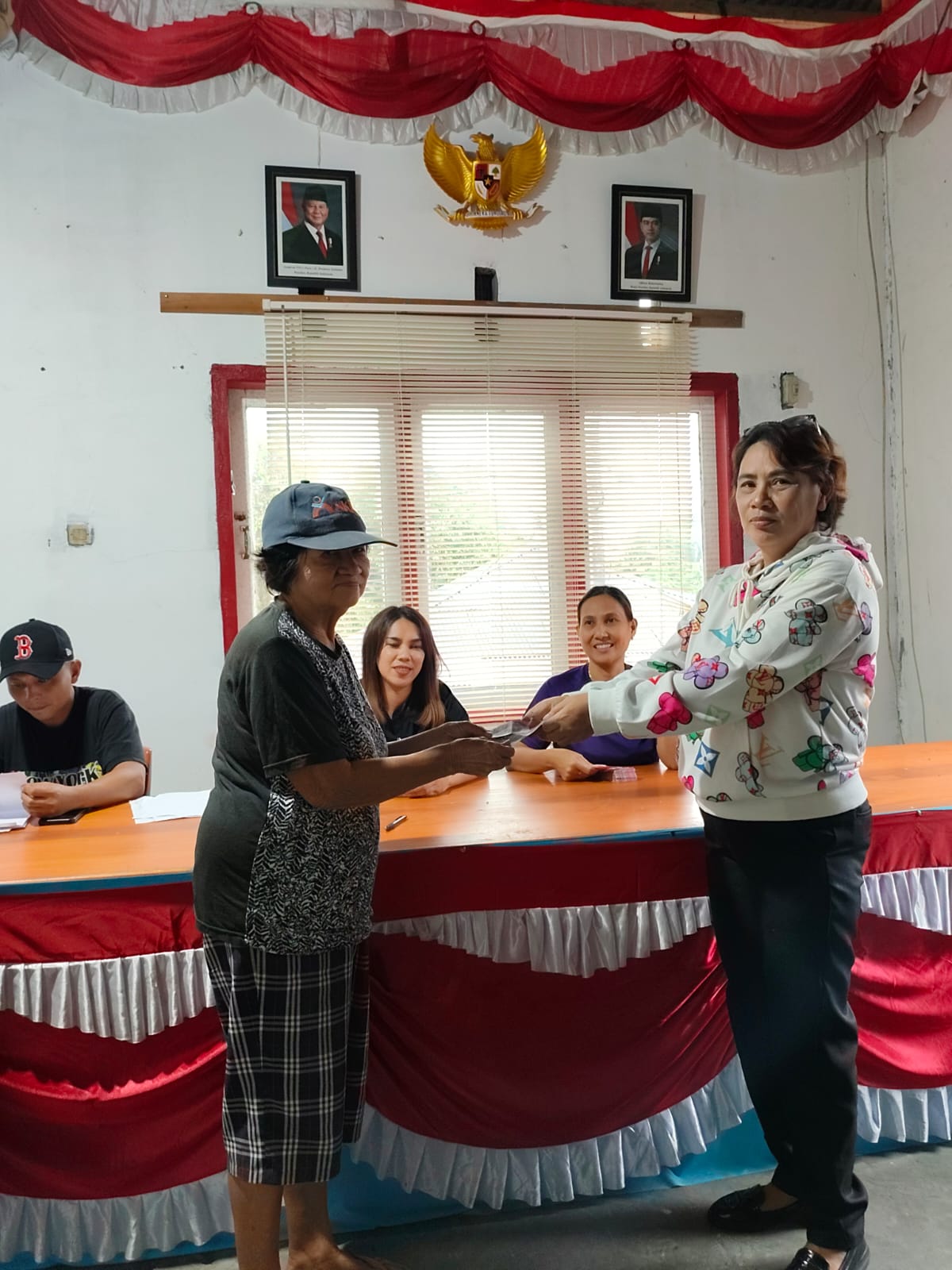 Desa Kauneran Satu Sonder Salurkan BLT untuk 30 KPM Lansia hingga Disabilitas