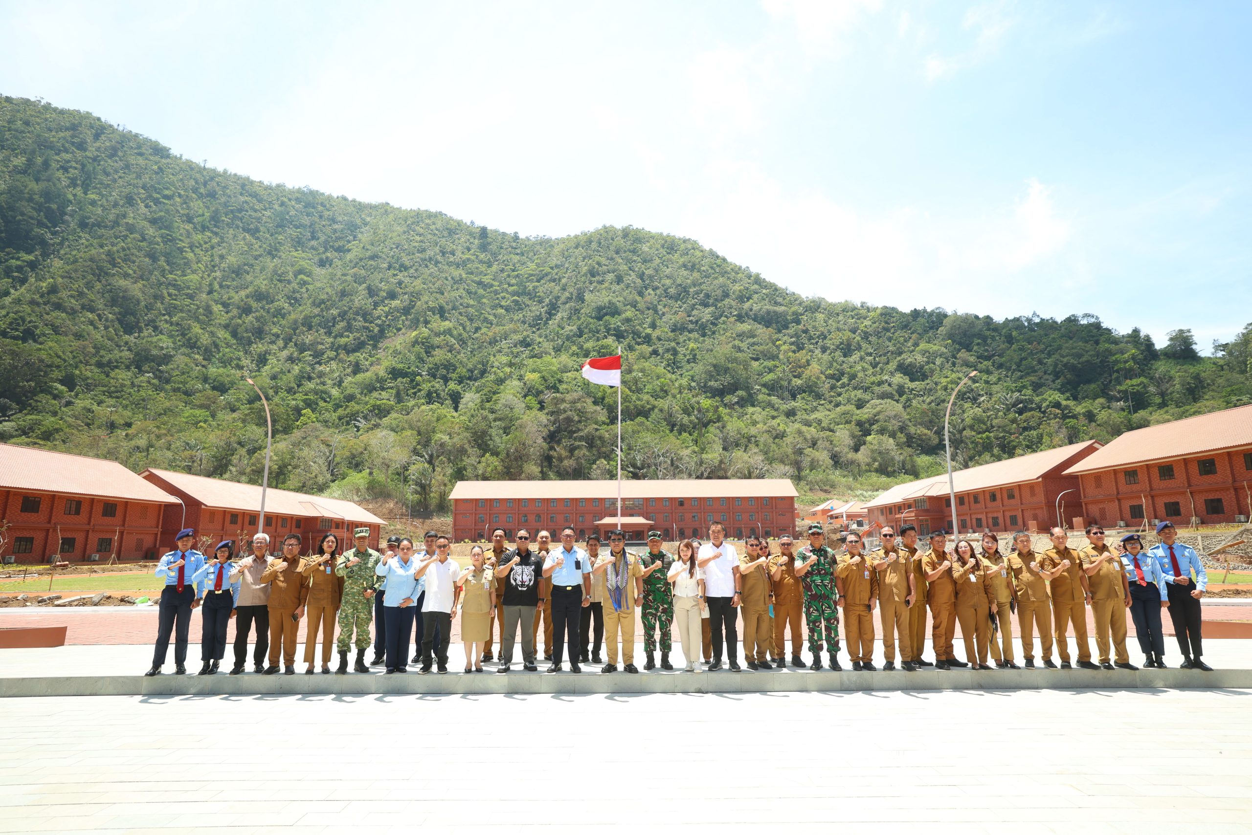 Gubernur Yulius Selvanus Tinjau Penyelesaian SMA Taruna Nusantara Langowan